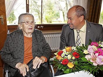 Margarete Fuhrmann freute sich über den Besuch und die Glückwünsche von Bürgermeister Johannes Krapp. Foto: Evi Seeger