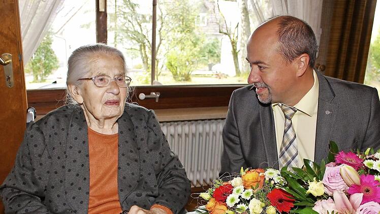 Margarete Fuhrmann freute sich über den Besuch und die Glückwünsche von Bürgermeister Johannes Krapp. Foto: Evi Seeger