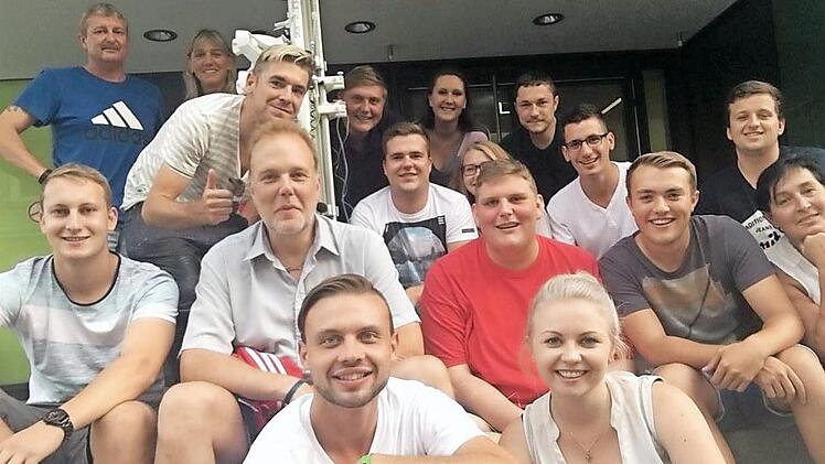 Freunde und Vereinsmitglieder besuchen Nico Guthseel im Klinikum Erlangen.  Foto: privat