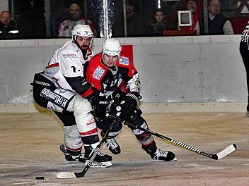 Hat wahrscheinlich eine große sportliche Zukunft im deutschen Eishockey: Bad Kissingens Anton Seewald (rechts).Hopf