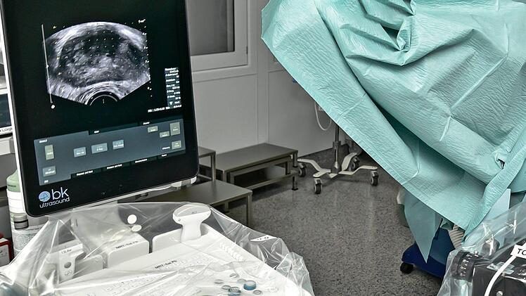 Urologen am Dresdner Universitätsklinikum haben zum ersten Mal in Deutschland außerhalb klinischer Studien einen Tumor in der Prostata mit geringem Risiko mit dem «Tookad»-Verfahren operiert. Foto: Thomas Albrecht/Uniklinikum Dresden/dpa