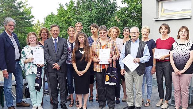 Landrat Alexander Tritthart (4. v. l.) überreichte den neuen Familienpaten die Zertifikate. Foto: Hannah Reuter