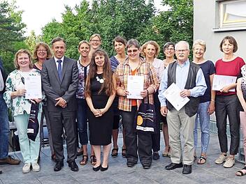 Landrat Alexander Tritthart (4. v. l.) &uuml;berreichte den neuen Familienpaten die Zertifikate. Foto: Hannah Reuter