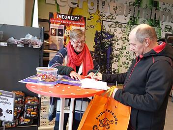 Alrun Lintner engagiert sich erneut in einem Bürgerbegehren für den Erhalt des Hallenbades. Sie sammelt Unterschriften. Robert Bauer gehört zu den Unterzeichnern.Heike Beudert