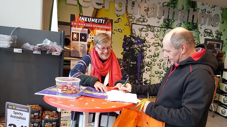 Alrun Lintner engagiert sich erneut in einem Bürgerbegehren für den Erhalt des Hallenbades. Sie sammelt Unterschriften. Robert Bauer gehört zu den Unterzeichnern.Heike Beudert