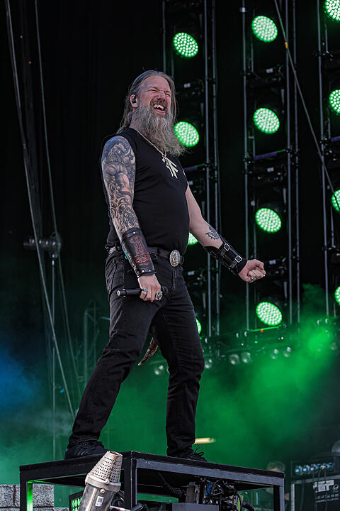 Amon Amarth bei Rock im Park 2019: Ganz viel Metal und Feuer bringt die Fans zum Durchdrehen