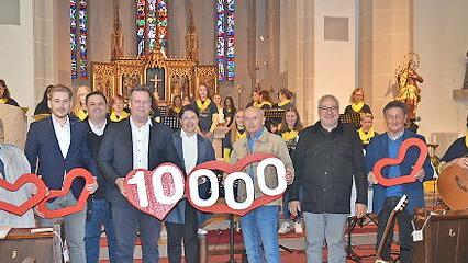 Gro&szlig;e Freude bei &bdquo;1000 Herzen f&uuml;r Kronach&ldquo; und dem Chor &bdquo;Con brio&ldquo;: mit im Bild die Spender von der &bdquo;Koinor-Horst-M&uuml;ller-Stiftung&ldquo;, Michael Schulz und Karl-Heinz Zubrod (Dritter und Vierter von rechts), Chorleiterin Michaela Taube (rechts) und Gerhard Burkert-Mazur (Zweiter von rechts) sowie (von links) Heinz Hausmann, Fabian Burkert-Mazur, Michael Zwingmann (Zweiter B&uuml;rgermeister, Marc Zapf, B&uuml;rgermeisterin Angela Hofmann