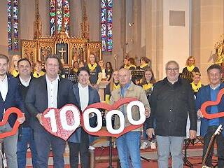 Große Freude bei „1000 Herzen für Kronach“ und dem Chor „Con brio“: mit im Bild die Spender von der „Koinor-Horst-Müller-Stiftung“, Michael Schulz und Karl-Heinz Zubrod (Dritter und Vierter von rechts), Chorleiterin Michaela Taube (rechts) und Gerhard Burkert-Mazur (Zweiter von rechts) sowie (von links) Heinz Hausmann, Fabian Burkert-Mazur, Michael Zwingmann (Zweiter Bürgermeister, Marc Zapf, Bürgermeisterin Angela Hofmann