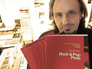 Beim Deutschen Rock- und Pop-Preis sahnte Udo Langer acht Preise ab. Am Pfingstsonntag präsentiert er auf der Trebgaster Naturbühne seine Songs im klassischen Gewand.