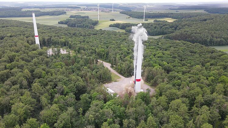 Am Donnerstag wurde der zweite der drei Windrad-Türme bei Fuchsstadt gesprengt. Im Hintergrund sind die Gauaschacher Windräder und Gauaschach zu erkennen.