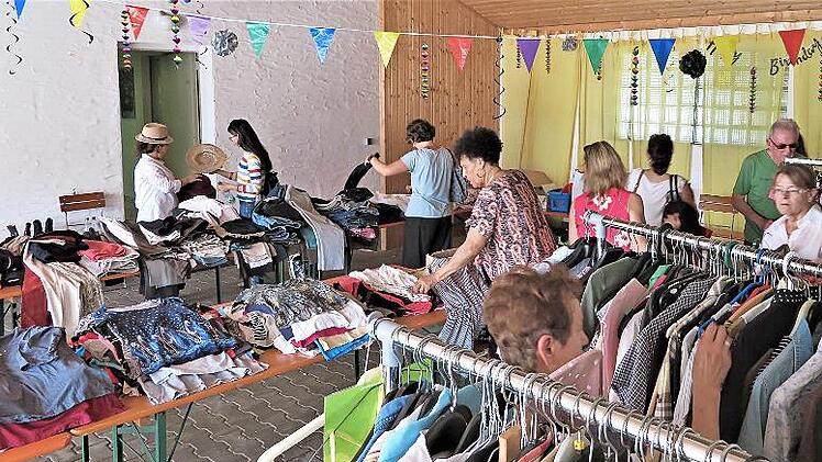 Dieser Blick ins „Tausch-Rausch“-Angebot zeigt es: Gut erhaltene und zeitlos attraktive Damen-, Herren- und Kinderkleidung fand großes Interesse und viele Abnehmer.