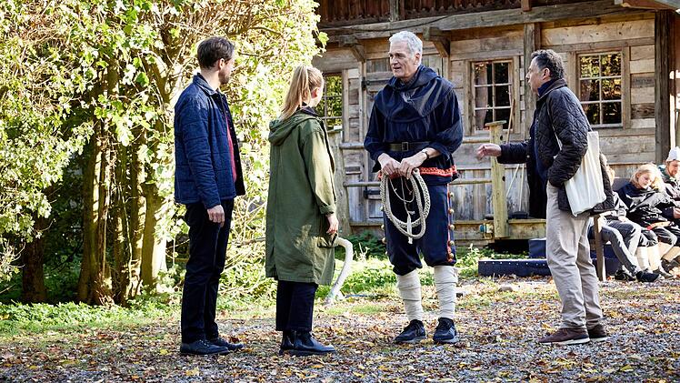 Die Ermittelnden Martin Keller (Dominik Maringer, links) und Annika Wagner (Nurit Hirschfeld), treffen Robert Anders (Walter Sittler, zweiter von rechts) und seinen Freund Hannes Buck (Gerhard Wittmann), der den pensionierten Kommissar zur Aufnahmeprüfung bei den "Schellengeistern" gedrängt hat.