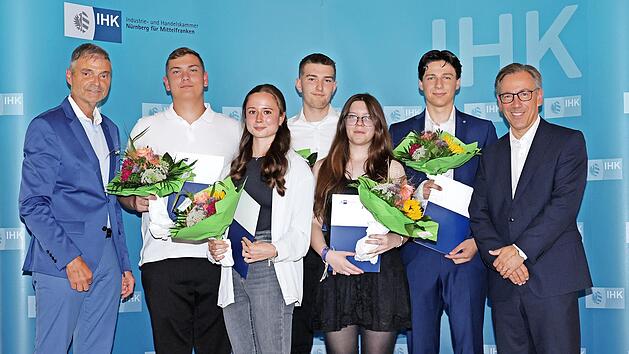 IHK-Vorsitzender Michael Thiem (links), Landrat Alexander Tritthart (rechts) und die Preisträger.