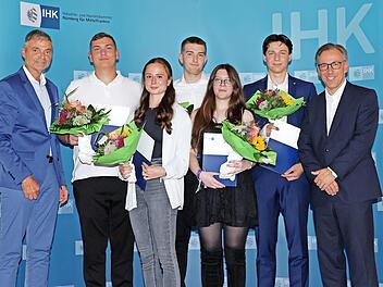 IHK-Vorsitzender Michael Thiem (links), Landrat Alexander Tritthart (rechts) und die Preisträger.