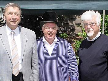 Stellvertretender Landrat Robert Finster und Schulleiterkollege Heinz Voit gratulierten Oberstudiendirektor i. R. Günter Wich zum 70. Geburtstag.   Foto: G. Bauer