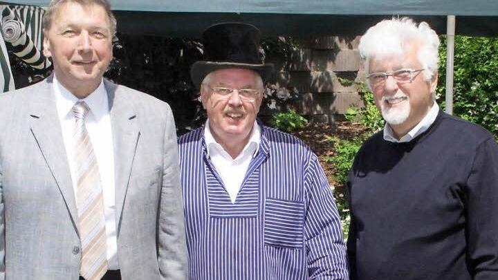 Stellvertretender Landrat Robert Finster und Schulleiterkollege Heinz Voit gratulierten Oberstudiendirektor i. R. Günter Wich zum 70. Geburtstag.   Foto: G. Bauer
