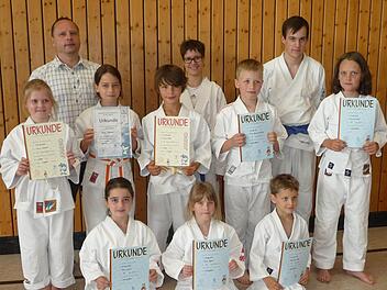 Nach der Gürtelprüfung beim ATSV Kronach: (hintere Reihe von links) Abteilungsleiter Jürgen Kalb und die Jugendtrainer Julia Kalb und Fabian Völk; (mittlere Reihe) Laura Eckert, Nina Rebhan, Lennard Bär, Timo Braunersreuther und Samuel Reich; (vorne) Anna Ender, Luisa Wagner sowie Nathanael Reich. Foto: jk