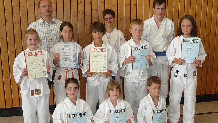 Nach der Gürtelprüfung beim ATSV Kronach: (hintere Reihe von links) Abteilungsleiter Jürgen Kalb und die Jugendtrainer Julia Kalb und Fabian Völk; (mittlere Reihe) Laura Eckert, Nina Rebhan, Lennard Bär, Timo Braunersreuther und Samuel Reich; (vorne) Anna Ender, Luisa Wagner sowie Nathanael Reich. Foto: jk