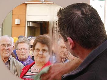 Für die Bürger und Markthändler sind die verkaufsoffenen Sonntage seit Jahren ein Renner. Das Foto entstand bei einem verkaufsoffenen Sonntag des Jahres 2013.  Foto: Josef Hofbauer