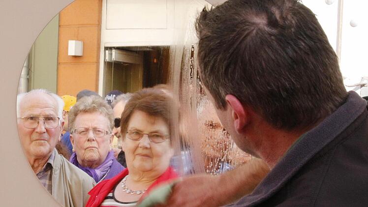 Für die Bürger und Markthändler sind die verkaufsoffenen Sonntage seit Jahren ein Renner. Das Foto entstand bei einem verkaufsoffenen Sonntag des Jahres 2013.  Foto: Josef Hofbauer