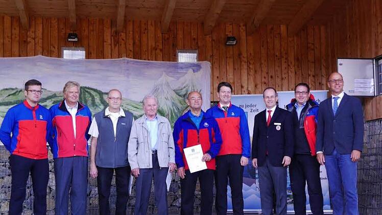 Ehrungen standen bei der Bergwacht an (von links): Steffen Koberstein, Jürgen Dörfler, Kurt Ziegler (40 Jahre Mitglied), Alfred Henz (40), Theo Hahn (40), Sandro Kirchner, Dr. Alexander Siebel, Matthias Peiffer und Gerd Kleinhenz. Es fehlt Otto Seuring (40). Foto: Bergwacht