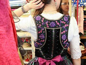 Rosalie Postatny zeigt die vielen Muster und Stickereien.Foto: Barbara Herbst