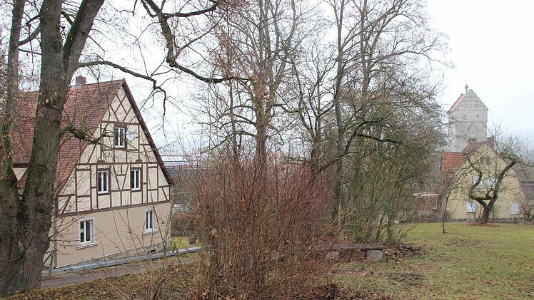 Das evangelische Pfarrhaus hat Blick in den Kirchgarten und auf das Obere Tor.
