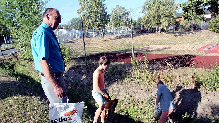 Die Müllsammler waren mit großem Eifer bei der Sache.   Foto: Richard Sänger