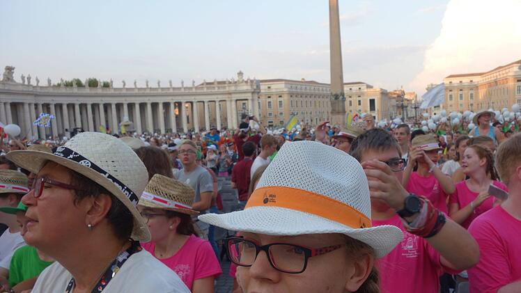 Astrid Ambrosius (rechts) bei der Papstaudienz