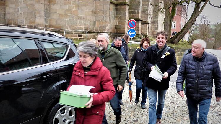 Wilhelmine Denk (vorne), Tom Konopka (Zweiter von rechts) und einige weitere Unterstützer auf dem Weg ins Rathaus. Foto: Werner Reißaus