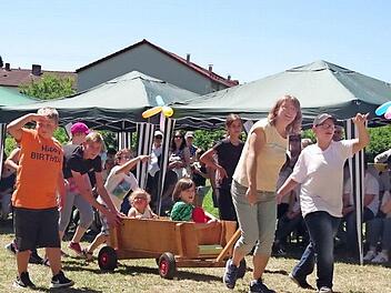 Fröhlich geht es bei den Sommerfesten der Lebenshilfe zu, so auch im vergangenen Jahr, als das 50-jährige Bestehen der Kronacher Einrichtung gefeiert wurde.  Foto: Heike Schülein/Archiv