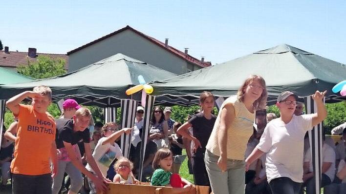 Fröhlich geht es bei den Sommerfesten der Lebenshilfe zu, so auch im vergangenen Jahr, als das 50-jährige Bestehen der Kronacher Einrichtung gefeiert wurde.  Foto: Heike Schülein/Archiv
