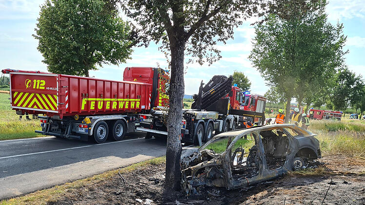 Tödlicher Verkehrsunfall: Frau verbrennt in E-Auto