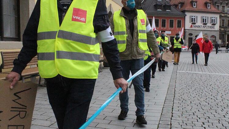 Auf dem Weg zur Umzingelung kamen manche Streikenden in Arbeitskleidung.