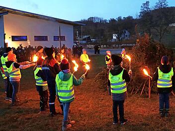 „Der Baam brennt“ hieß es erstmals in Uetzing neben dem Feuerwehrgerätehaus, wozu die Kinderfeuerwehr, die Jugendfeuerwehr und der Förderverein der Feuerwehr Uetzing die Bevölkerung eingeladen hatten.