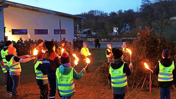 „Der Baam brennt“ hieß es erstmals in Uetzing neben dem Feuerwehrgerätehaus, wozu die Kinderfeuerwehr, die Jugendfeuerwehr und der Förderverein der Feuerwehr Uetzing die Bevölkerung eingeladen hatten.