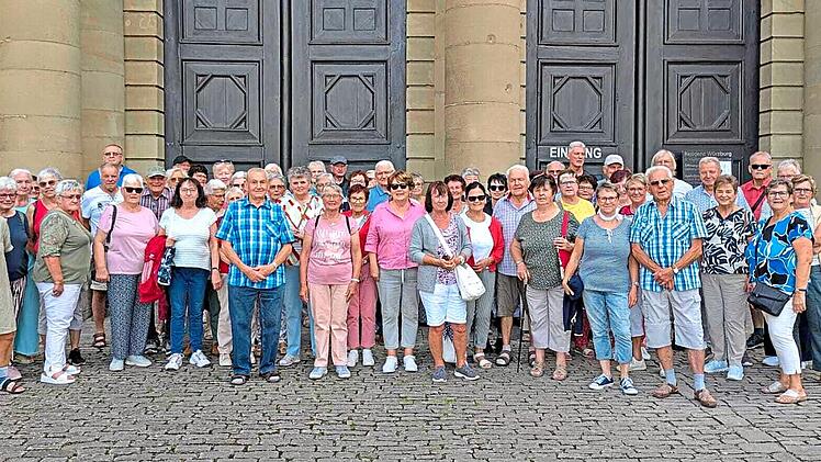 Zahlreiche Mitglieder des VdK-Ortsverbandes Hammelburg nahmen am Tagesausflug nach W&uuml;rzburg teil. Hier standen die Besichtigung der Residenz sowie eine Schifffahrt auf dem Main auf dem Programm.Helmut Merz
