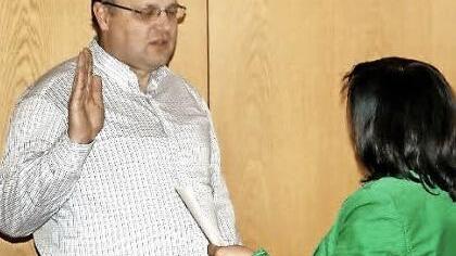 Josef Mahr ist neuer Gemeinderat in Breitbrunn. Bürgermeisterin Gertrud Bühl nahm ihm zu Beginn der Sitzung am Dienstag den Amtseid ab.Foto: Sabine Weinbeer