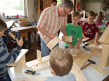 In der Werkstatt von Johannes Schmück ging es hoch her. Mit Feuereifer waren die Kinder bei der Sache und bauten mit viel Geschick die vorbereiteten Teile zu neuen Insektenhotels zusammen. Fotos: Günter Straub
