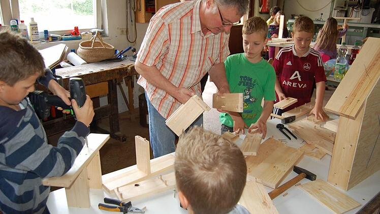 In der Werkstatt von Johannes Schmück ging es hoch her. Mit Feuereifer waren die Kinder bei der Sache und bauten mit viel Geschick die vorbereiteten Teile zu neuen Insektenhotels zusammen. Fotos: Günter Straub