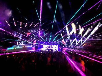 Bunte Lasershows, Pyro-Effekte, Feuerwerk, Flammenwerfer, Showakteure, Bungee-Jumping und nicht zu vergessen fast zwölf Stunden Electro- und House-Musik von über 30 Künstlern auf drei Bühnen - das 2. Daycation-Festival im Kieferndorfer Weg soll aus der Masse herausstechen. Foto: PR