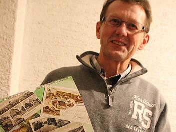 Werner Lindl mit seinem ersten Kalender. Foto: Ekkehard Roepert