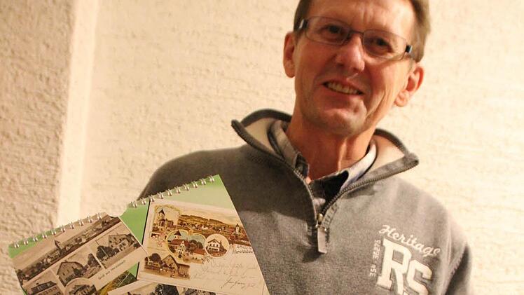 Werner Lindl mit seinem ersten Kalender. Foto: Ekkehard Roepert