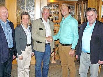 Ludwig von Lerchenfeld (Mitte) gratulierte Christian Ruppert zur Wahl zum neuen CSU-Ortsvorsitzenden. Mit im Bild die Stellvertreter Raimund Graß (links) und Bürgermeister Siegfried Beyer (rechts) sowie die stellvertretende Kreisvorsitzende Doris Leithner-Bisani.  Foto: K.-P. Wulf