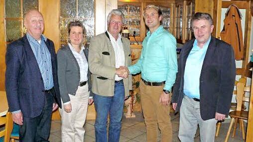 Ludwig von Lerchenfeld (Mitte) gratulierte Christian Ruppert zur Wahl zum neuen CSU-Ortsvorsitzenden. Mit im Bild die Stellvertreter Raimund Graß (links) und Bürgermeister Siegfried Beyer (rechts) sowie die stellvertretende Kreisvorsitzende Doris Leithner-Bisani.  Foto: K.-P. Wulf