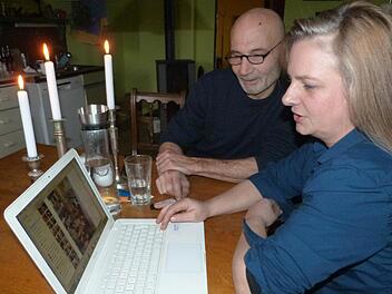 Ralf Bühler und Ingrid Wachsmann betrachten am PC die Bilder, die bislang von den Sanierungsarbeiten gemacht wurden. Fotos: Werner Reißaus