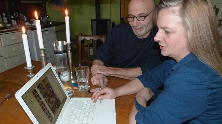 Ralf Bühler und Ingrid Wachsmann betrachten am PC die Bilder, die bislang von den Sanierungsarbeiten gemacht wurden. Fotos: Werner Reißaus