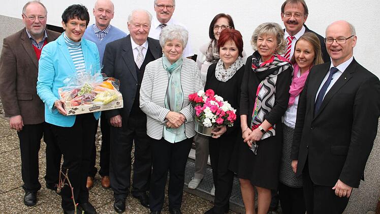 Das Jubelpaar im Kreise der Gratulanten Foto: Sonja Adam