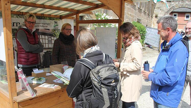 Die Stadträtinnen Karin Kaiser und Isabell Kuhn informierten am Stand der Tourismus- und Werbegemeinschaft. Foto: Ralf Kestel