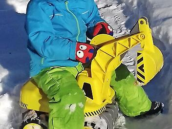 So warm eingepackt wie außen beim Spielen waren die Kinder am Donnerstag auch in den Räumen des Kigas. Foto: Petra Malbrich